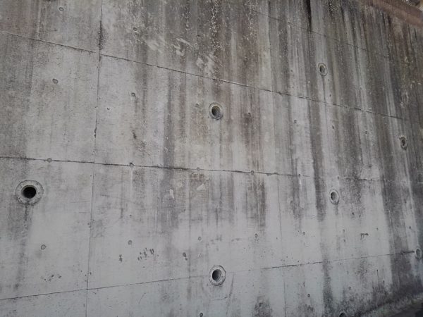 広島市東区にある某団地にて外壁洗浄、外部階段洗浄を行いました
